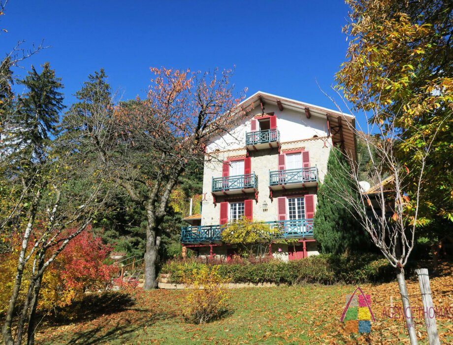 Maison Familiale avec Terrain et Vue Panoramique - Opportunité Unique